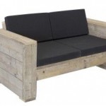 Tweepersoons loungebank van steigerhout met kussens.